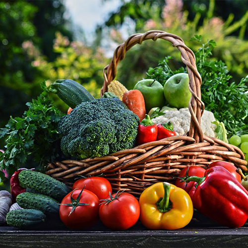 Panier de fruits et légumes frais, colorés et de saison