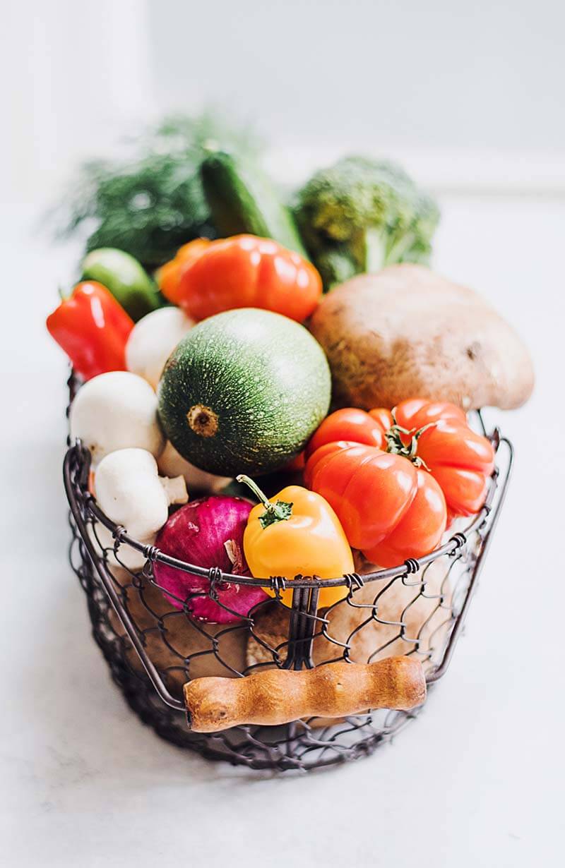 Panier varié de légumes